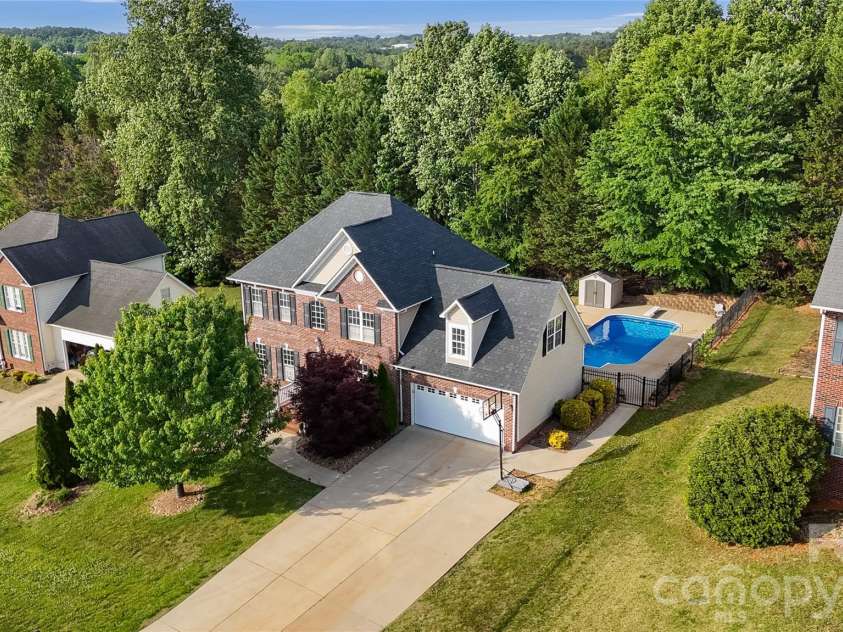 2604 Ironwood Drive, Hickory, NC 28602.  MLS# CAR4374197, YatesRealty ID 24857. 