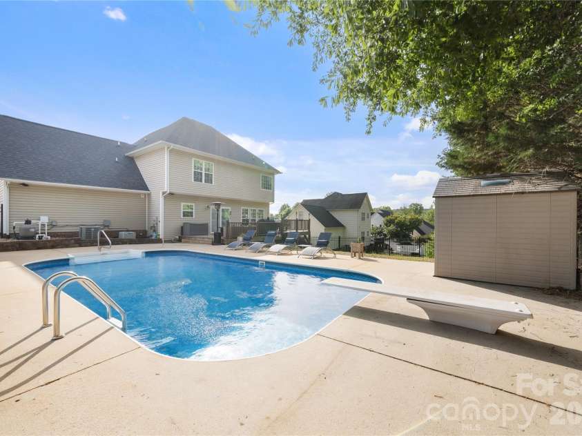 2604 Ironwood Drive, Hickory, NC 28602.  MLS# CAR4374197, YatesRealty ID 24857. 