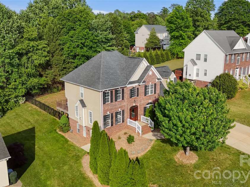 2604 Ironwood Drive, Hickory, NC 28602.  MLS# CAR4374197, YatesRealty ID 24857. 