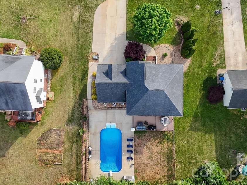 2604 Ironwood Drive, Hickory, NC 28602.  MLS# CAR4374197, YatesRealty ID 24857. 