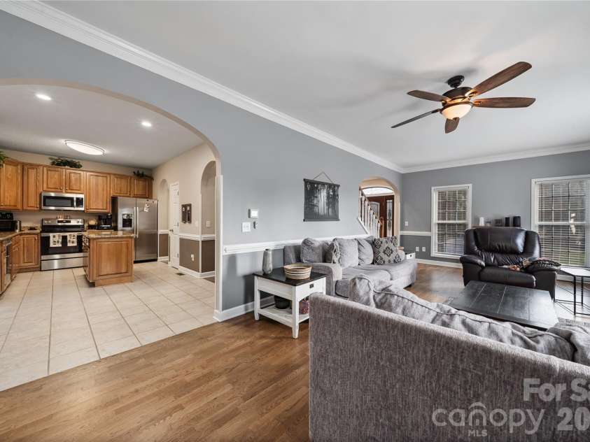 2604 Ironwood Drive, Hickory, NC 28602.  MLS# CAR4374197, YatesRealty ID 24857. 