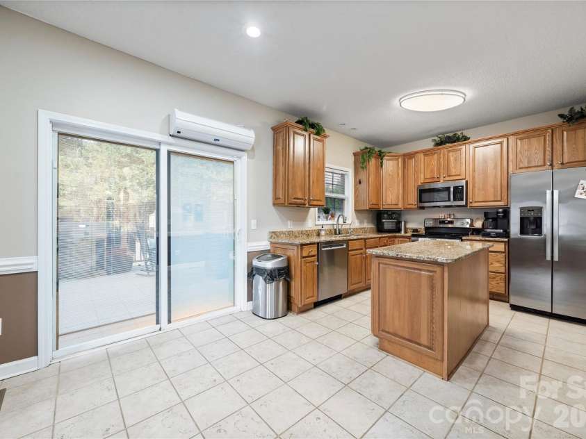 2604 Ironwood Drive, Hickory, NC 28602.  MLS# CAR4374197, YatesRealty ID 24857. 