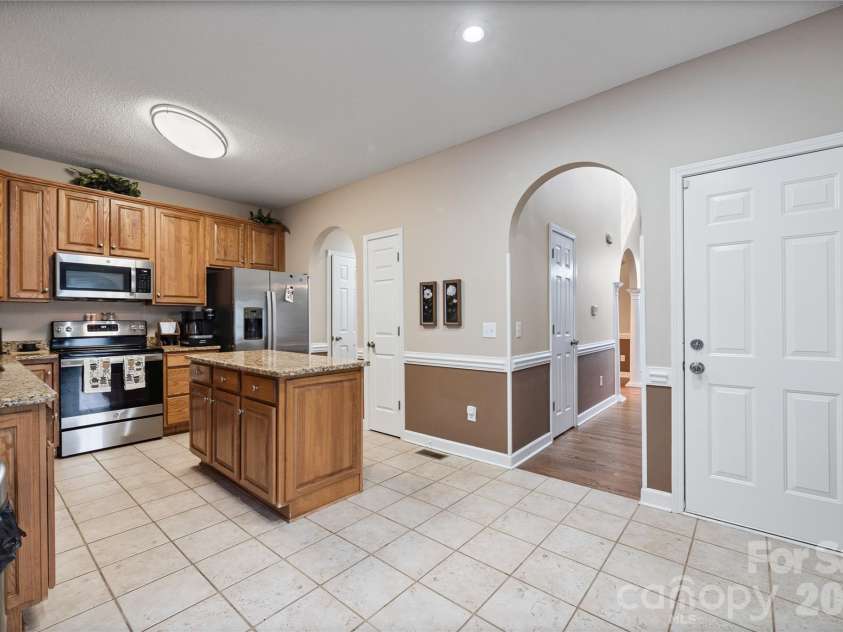 2604 Ironwood Drive, Hickory, NC 28602.  MLS# CAR4374197, YatesRealty ID 24857. 