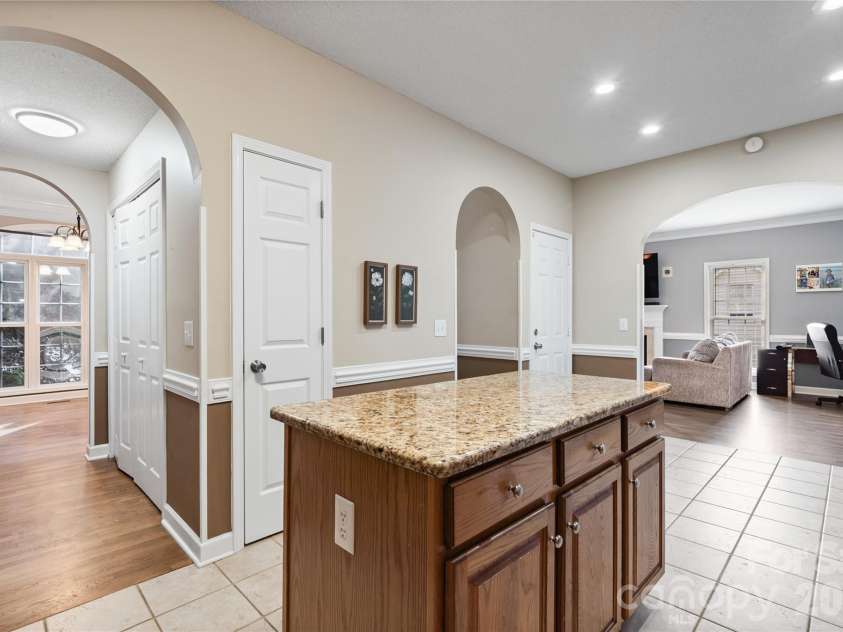 2604 Ironwood Drive, Hickory, NC 28602.  MLS# CAR4374197, YatesRealty ID 24857. 