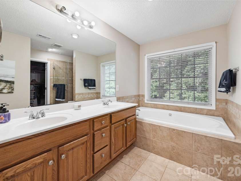 2604 Ironwood Drive, Hickory, NC 28602.  MLS# CAR4374197, YatesRealty ID 24857. 