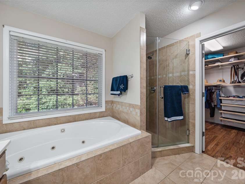2604 Ironwood Drive, Hickory, NC 28602.  MLS# CAR4374197, YatesRealty ID 24857. 