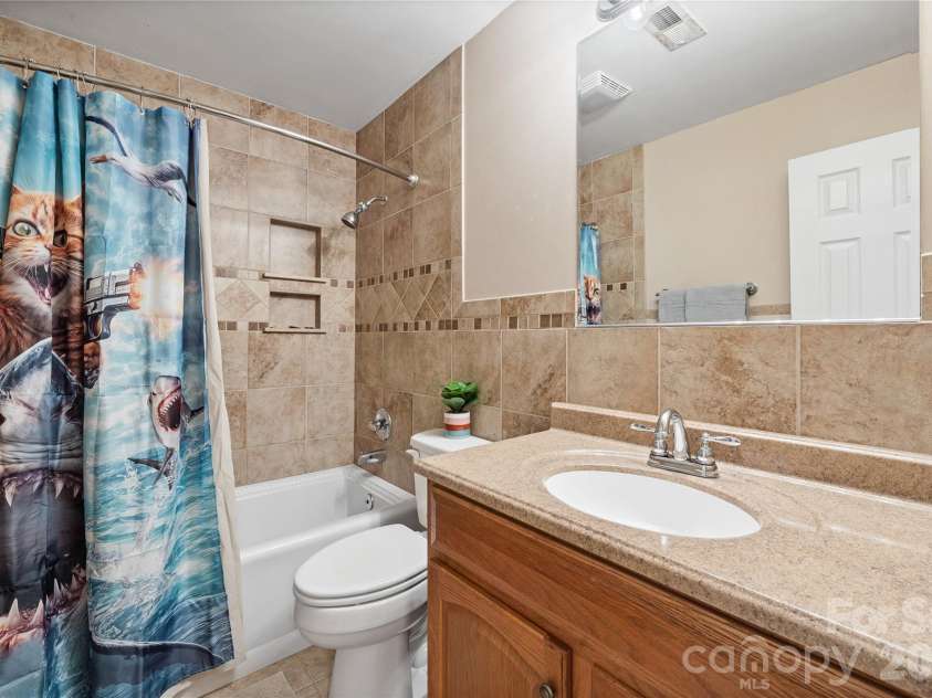 2604 Ironwood Drive, Hickory, NC 28602.  MLS# CAR4374197, YatesRealty ID 24857. 