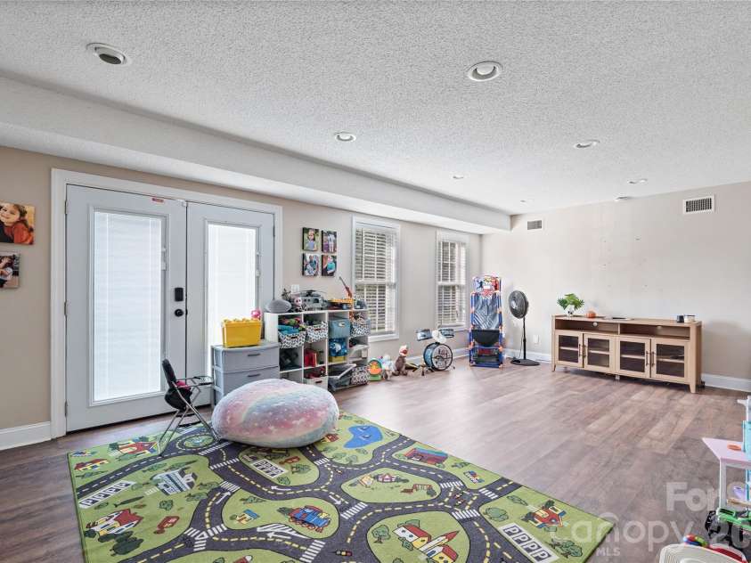 2604 Ironwood Drive, Hickory, NC 28602.  MLS# CAR4374197, YatesRealty ID 24857. 
