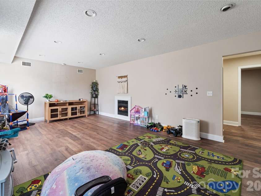 2604 Ironwood Drive, Hickory, NC 28602.  MLS# CAR4374197, YatesRealty ID 24857. 