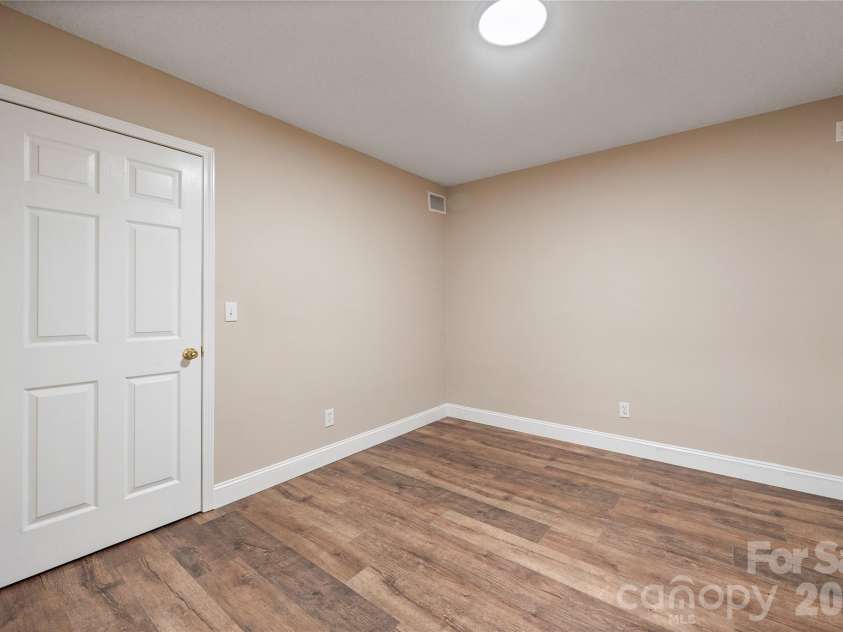 2604 Ironwood Drive, Hickory, NC 28602.  MLS# CAR4374197, YatesRealty ID 24857. 