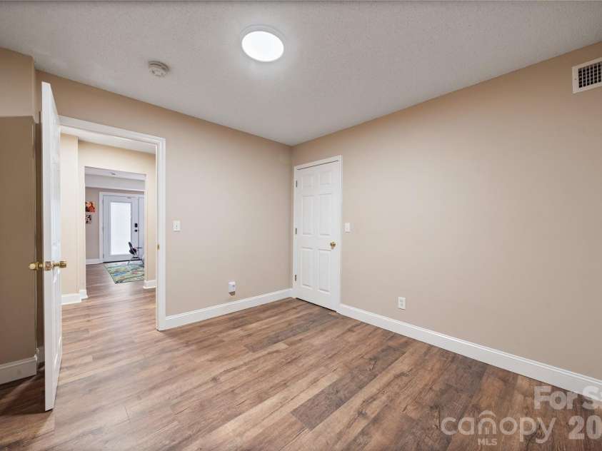 2604 Ironwood Drive, Hickory, NC 28602.  MLS# CAR4374197, YatesRealty ID 24857. 