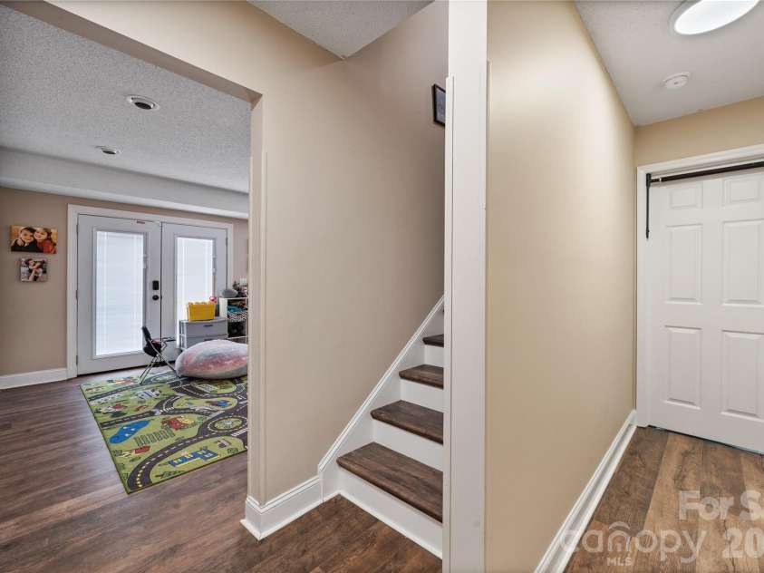 2604 Ironwood Drive, Hickory, NC 28602.  MLS# CAR4374197, YatesRealty ID 24857. 