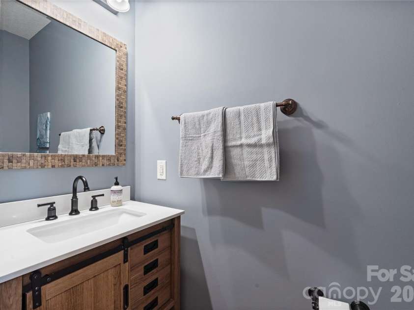 2604 Ironwood Drive, Hickory, NC 28602.  MLS# CAR4374197, YatesRealty ID 24857. 
