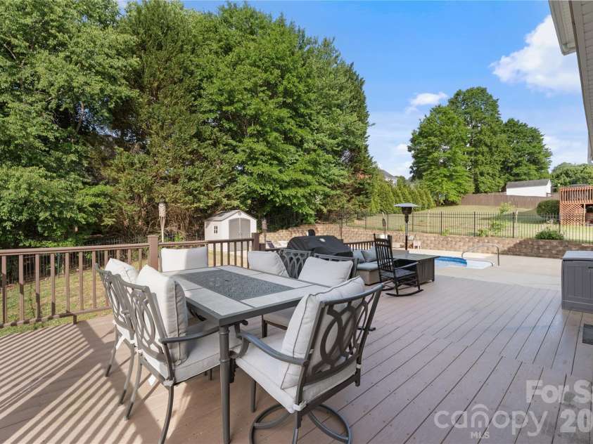 2604 Ironwood Drive, Hickory, NC 28602.  MLS# CAR4374197, YatesRealty ID 24857. 