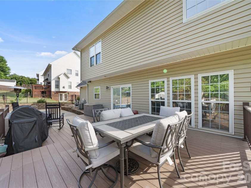 2604 Ironwood Drive, Hickory, NC 28602.  MLS# CAR4374197, YatesRealty ID 24857. 