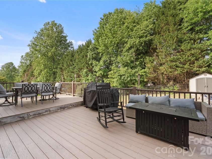 2604 Ironwood Drive, Hickory, NC 28602.  MLS# CAR4374197, YatesRealty ID 24857. 