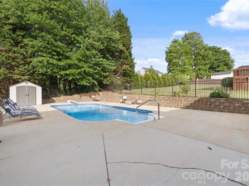 2604 Ironwood Drive, Hickory, NC 28602.  MLS# CAR4374197, YatesRealty ID 24857. 
