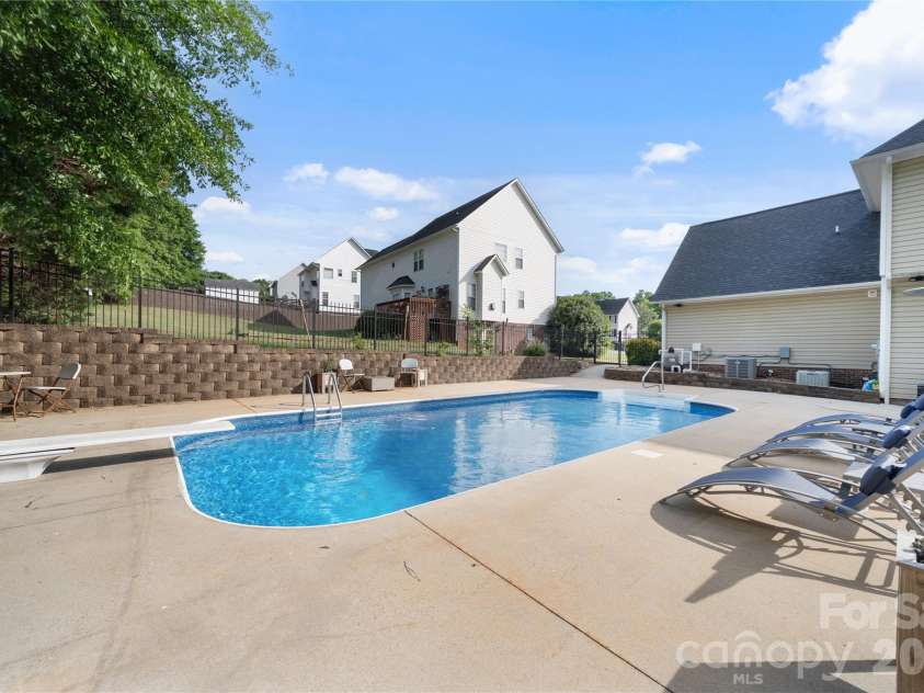 2604 Ironwood Drive, Hickory, NC 28602.  MLS# CAR4374197, YatesRealty ID 24857. 