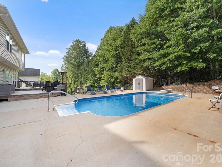 2604 Ironwood Drive, Hickory, NC 28602.  MLS# CAR4374197, YatesRealty ID 24857. 