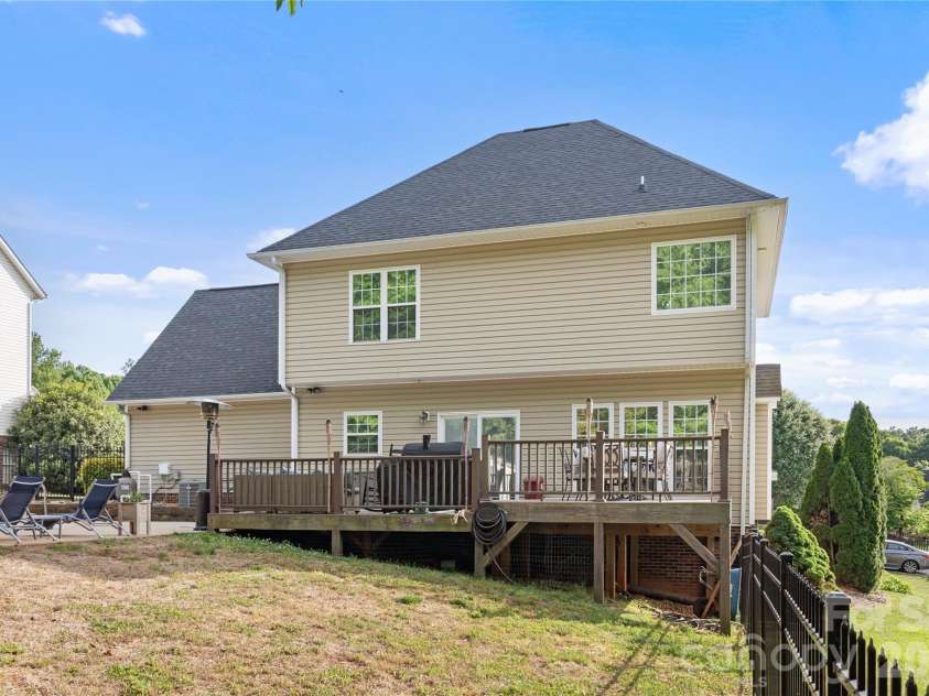 2604 Ironwood Drive, Hickory, NC 28602.  MLS# CAR4374197, YatesRealty ID 24857. 