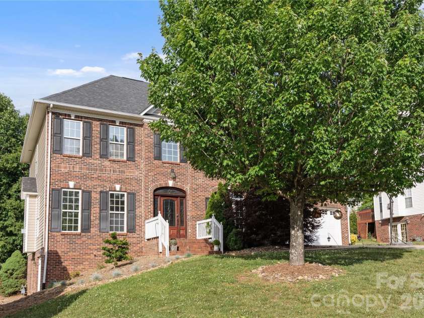 2604 Ironwood Drive, Hickory, NC 28602.  MLS# CAR4374197, YatesRealty ID 24857. 