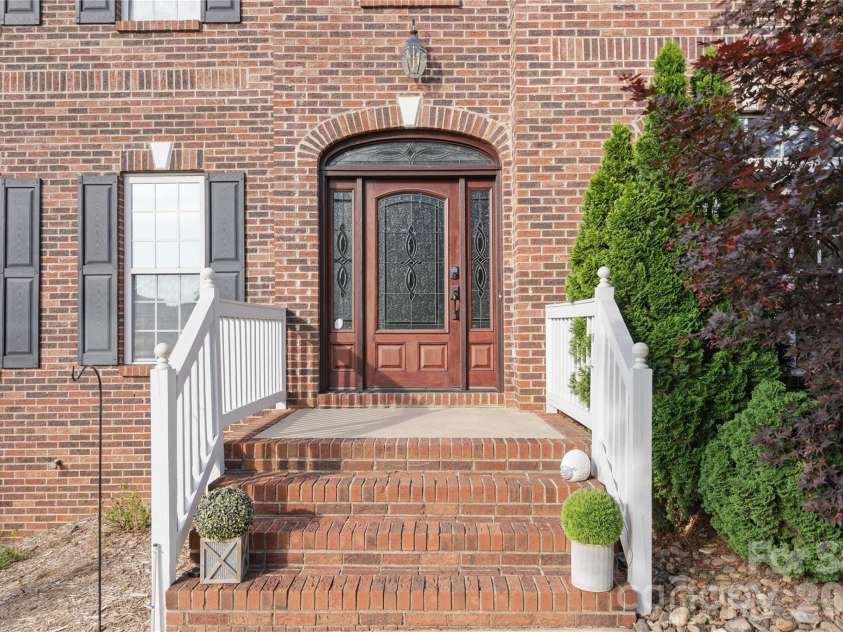 2604 Ironwood Drive, Hickory, NC 28602.  MLS# CAR4374197, YatesRealty ID 24857. 