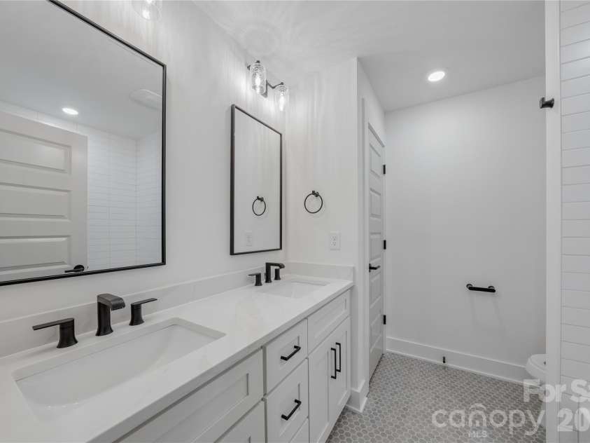 2812 Phillips Avenue, Charlotte, NC 28208.  MLS# CAR4380332, YatesRealty ID 24864. 