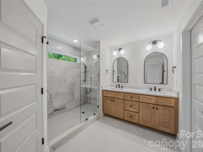 2812 Phillips Avenue, Charlotte, NC 28208.  MLS# CAR4380332, YatesRealty ID 24864. 