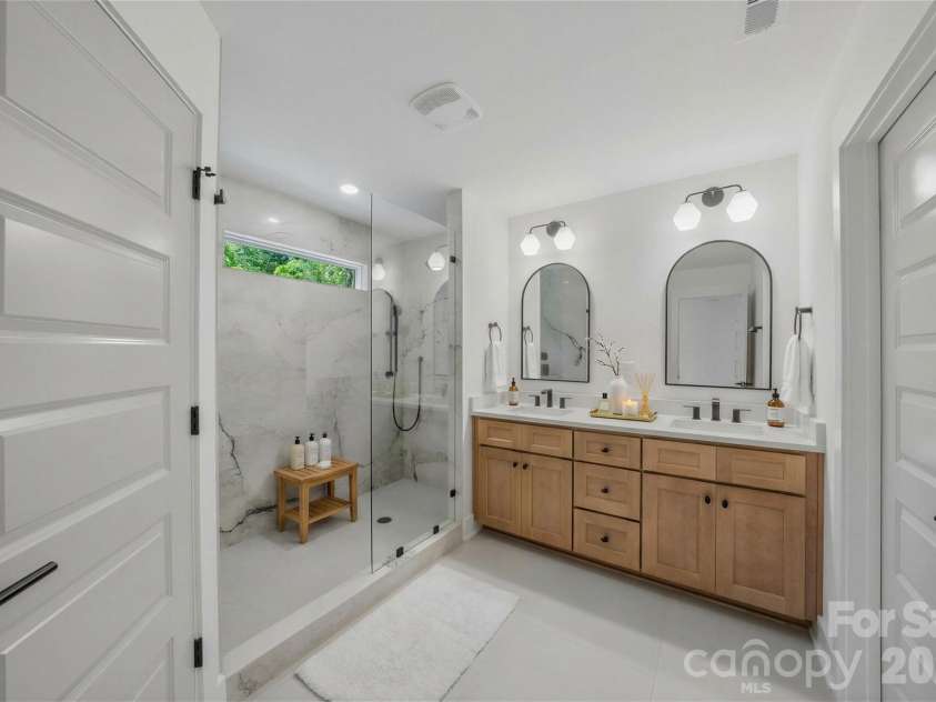 2812 Phillips Avenue, Charlotte, NC 28208.  MLS# CAR4380332, YatesRealty ID 24864. 