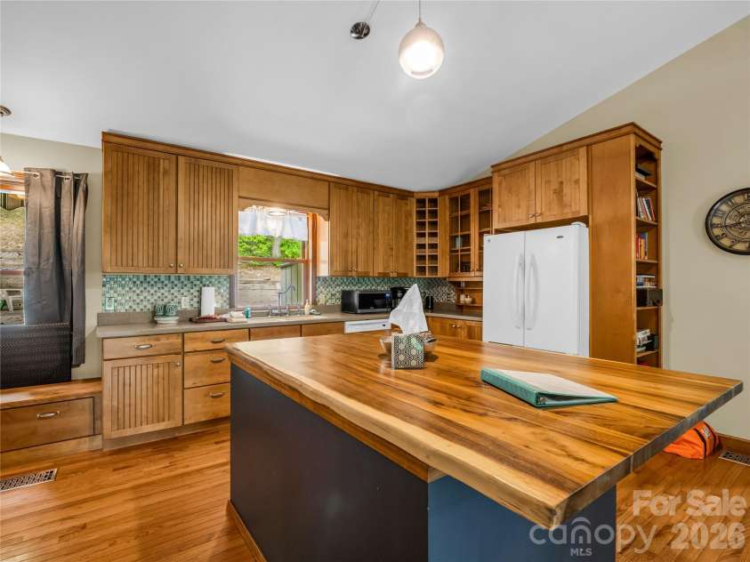 122 Raptor Court, Lake Lure, NC 28746.  MLS# CAR4383793, YatesRealty ID 24865. 