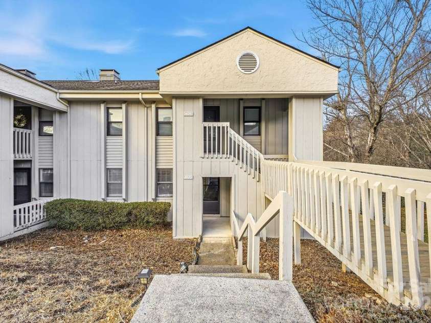 1605 Abbey Circle, Asheville, NC 28805.  MLS# CAR4332167, YatesRealty ID 2487. 