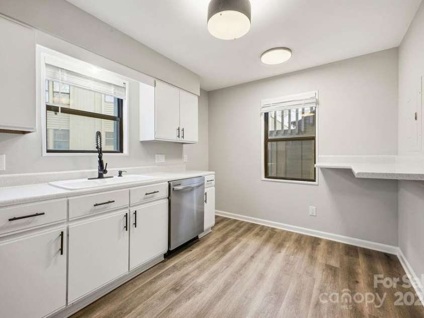 1605 Abbey Circle, Asheville, NC 28805.  MLS# CAR4332167, YatesRealty ID 2487. 