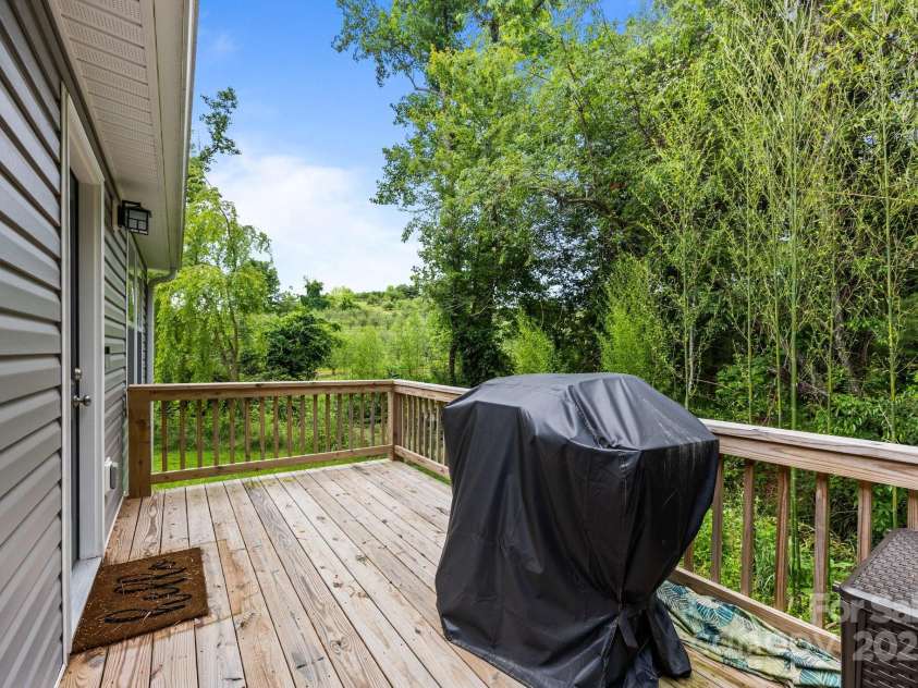 458 Summer Road, Hendersonville, NC 28792.  MLS# CAR4270734, YatesRealty ID 24871. 