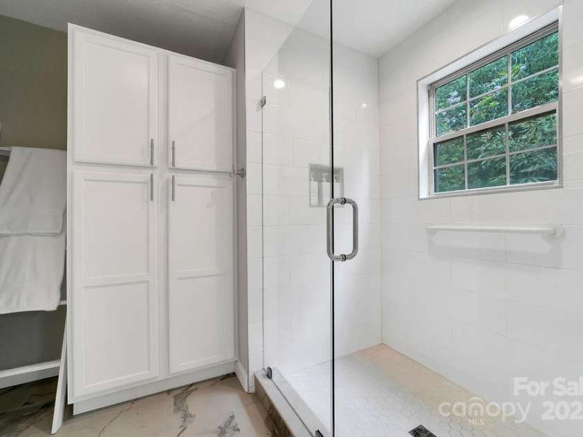 92 Nodatsi Court, Brevard, NC 28712.  MLS# CAR4268723, YatesRealty ID 24873. Spacious, walk-in shower