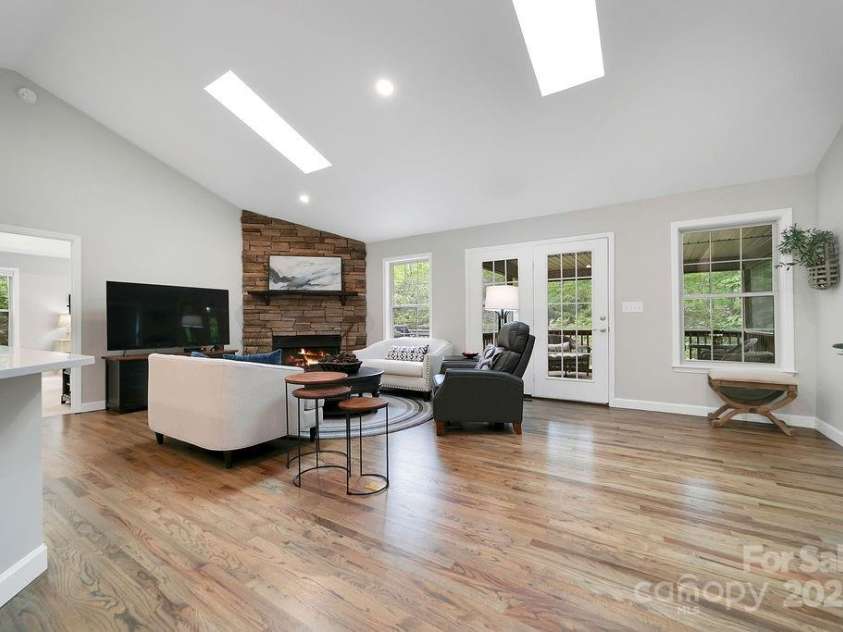 92 Nodatsi Court, Brevard, NC 28712.  MLS# CAR4268723, YatesRealty ID 24873. Vaulted ceilings & skylights...