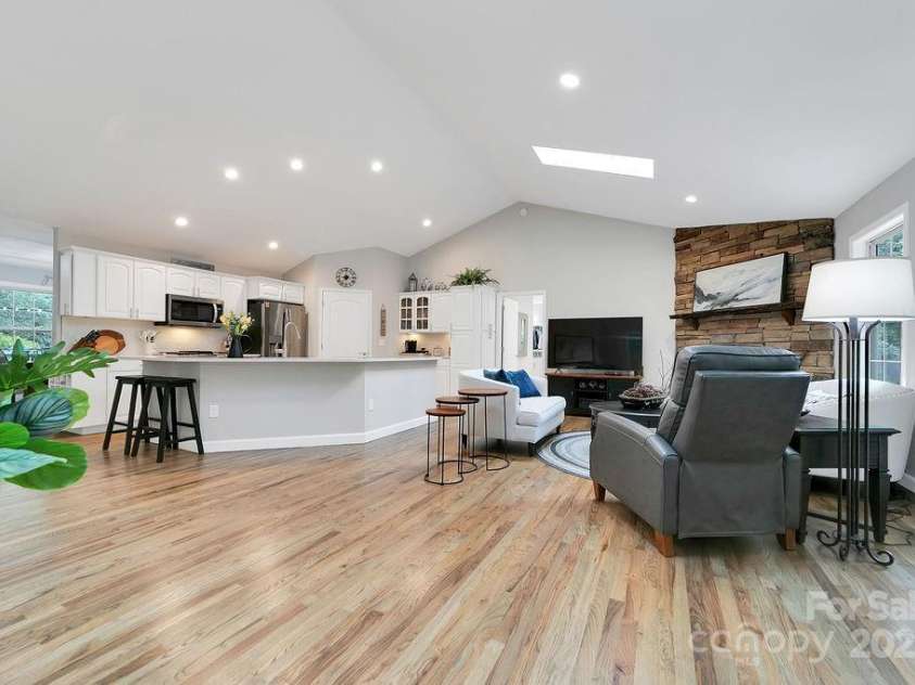 92 Nodatsi Court, Brevard, NC 28712.  MLS# CAR4268723, YatesRealty ID 24873. Wide open floor plan...