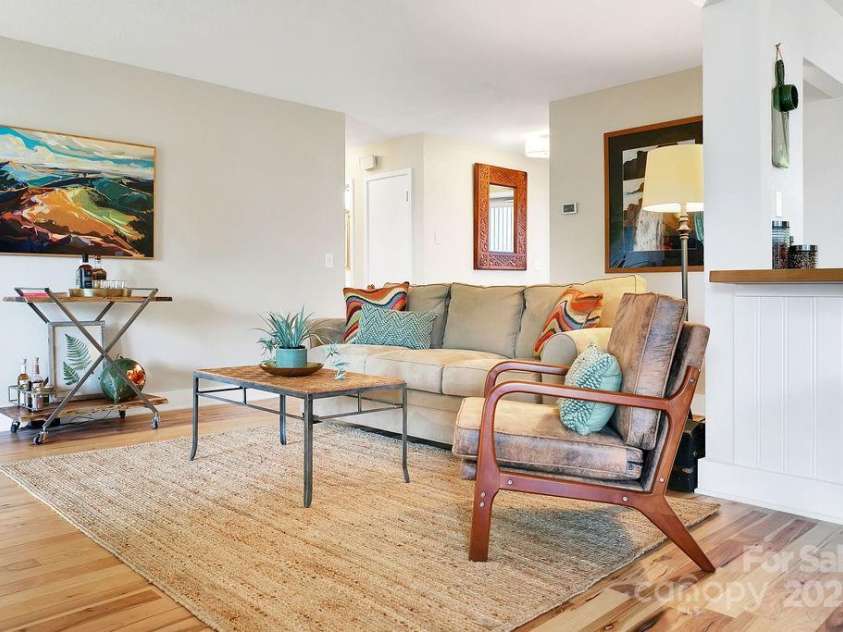 216 Tinequa Drive, Brevard, NC 28712.  MLS# CAR4275576, YatesRealty ID 24874. Light & bright interior