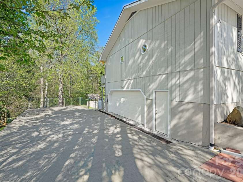 6 Mulberry Drive, Arden, NC 28704.  MLS# CAR4369188, YatesRealty ID 24876. 