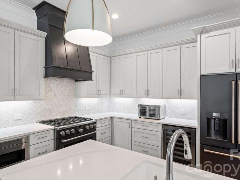 14140 Shelburne Village Drive, Charlotte, NC 28278.  MLS# CAR4375339, YatesRealty ID 24877. 