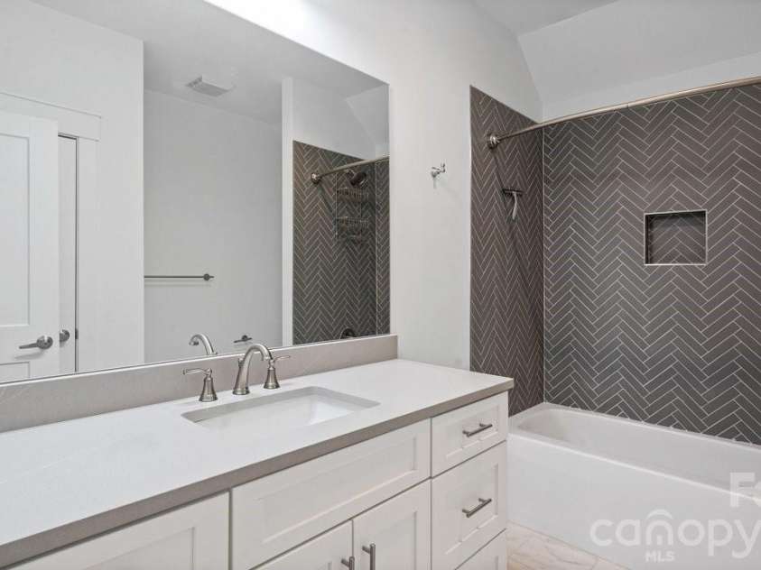 14140 Shelburne Village Drive, Charlotte, NC 28278.  MLS# CAR4375339, YatesRealty ID 24877. 