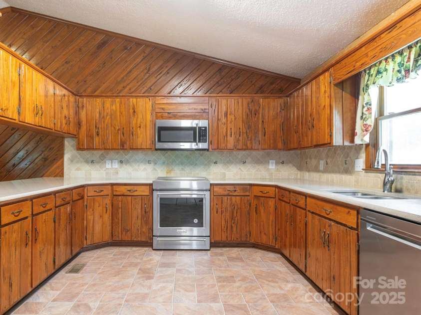 2222 Hearthstone Drive, Gastonia, NC 28056.  MLS# CAR4256250, YatesRealty ID 24878. Kitchen