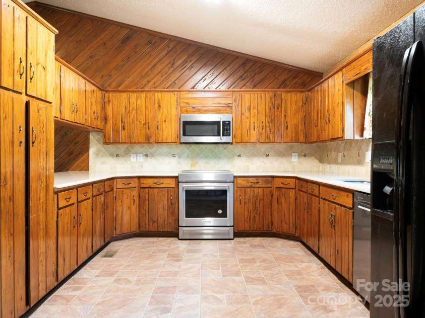 2222 Hearthstone Drive, Gastonia, NC 28056.  MLS# CAR4256250, YatesRealty ID 24878. Kitchen