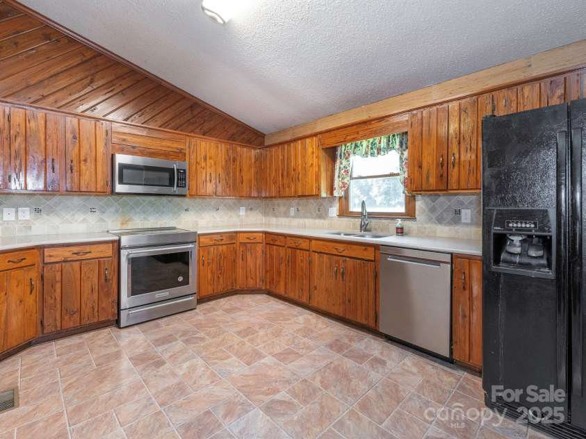 2222 Hearthstone Drive, Gastonia, NC 28056.  MLS# CAR4256250, YatesRealty ID 24878. Kitchen