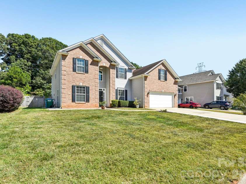 2632 Windsor Chase Drive, Matthews, NC 28105.  MLS# CAR4304091, YatesRealty ID 24879. 