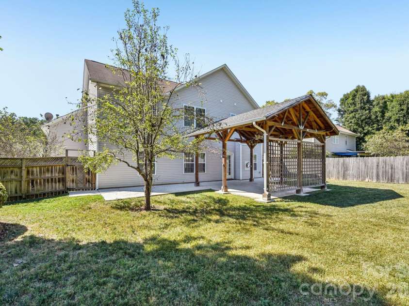 2632 Windsor Chase Drive, Matthews, NC 28105.  MLS# CAR4304091, YatesRealty ID 24879. 