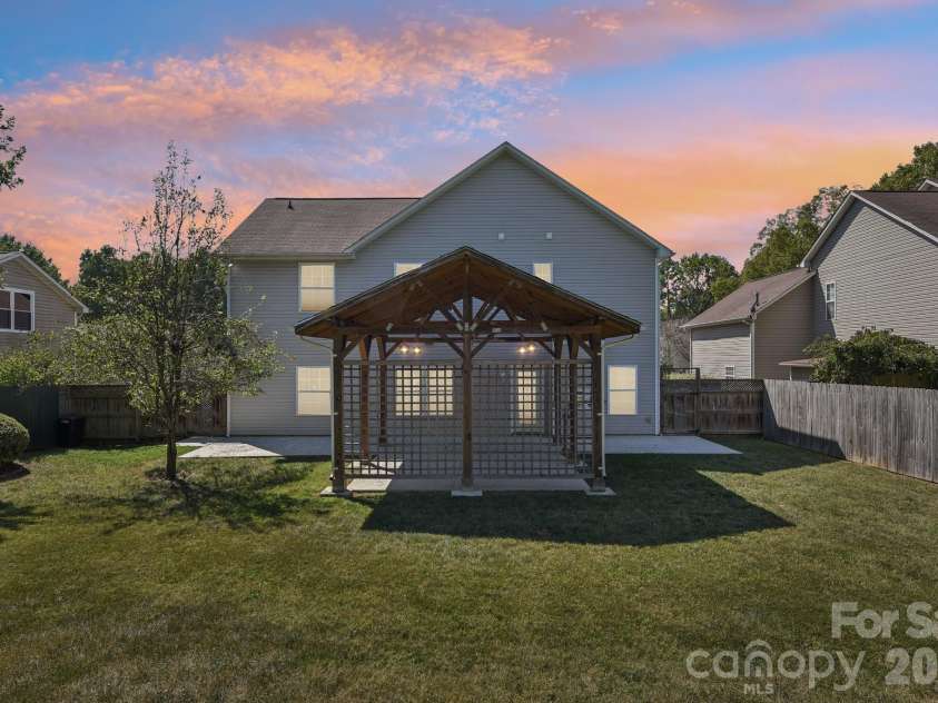 2632 Windsor Chase Drive, Matthews, NC 28105.  MLS# CAR4304091, YatesRealty ID 24879. 
