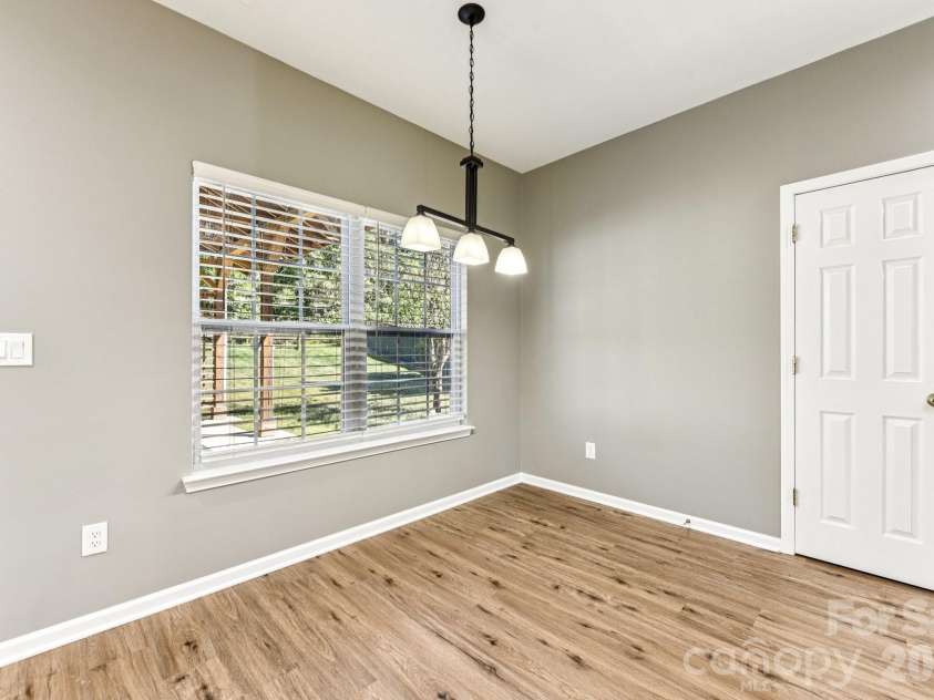 2632 Windsor Chase Drive, Matthews, NC 28105.  MLS# CAR4304091, YatesRealty ID 24879. Breakfast space