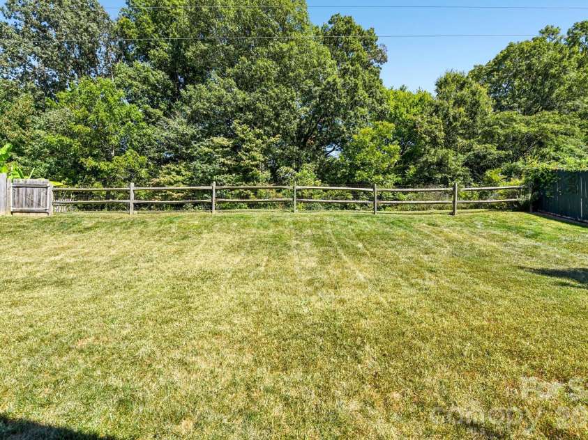 2632 Windsor Chase Drive, Matthews, NC 28105.  MLS# CAR4304091, YatesRealty ID 24879. Fenced backyard
