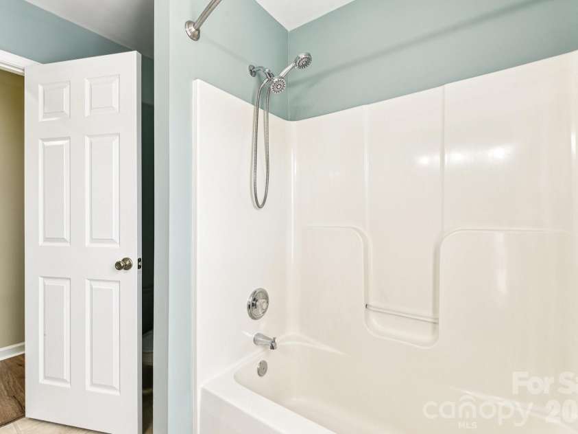 2632 Windsor Chase Drive, Matthews, NC 28105.  MLS# CAR4304091, YatesRealty ID 24879. Full bath upstairs