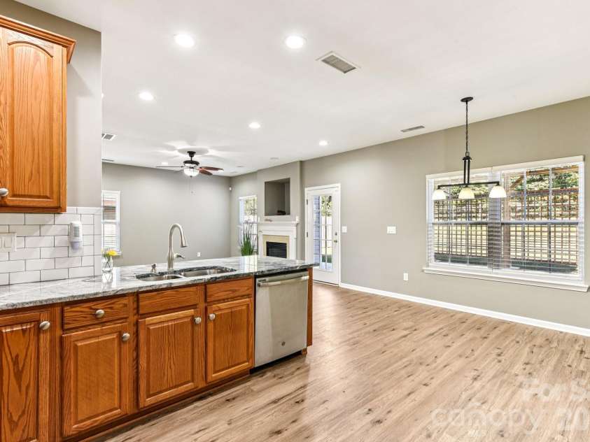 2632 Windsor Chase Drive, Matthews, NC 28105.  MLS# CAR4304091, YatesRealty ID 24879. Kitchen/Breakfast Space